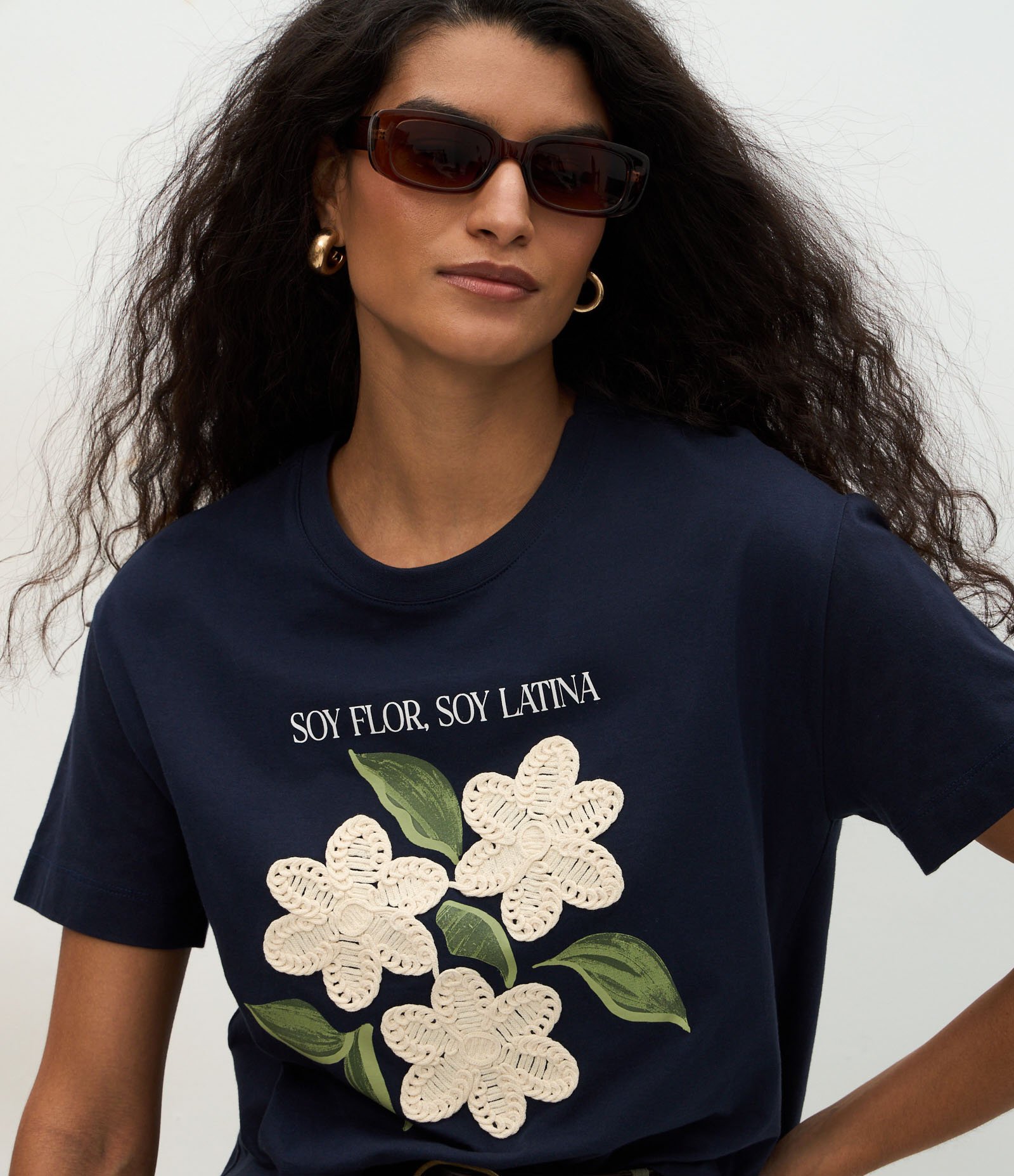Camiseta com Estampa Floral e Bordado nas Flores Azul 3