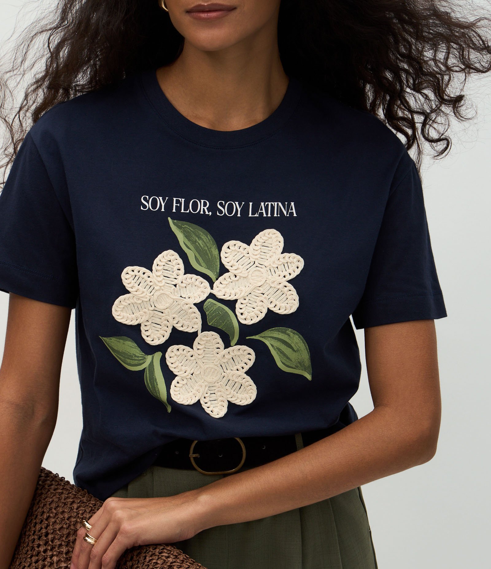 Camiseta com Estampa Floral e Bordado nas Flores Azul 4