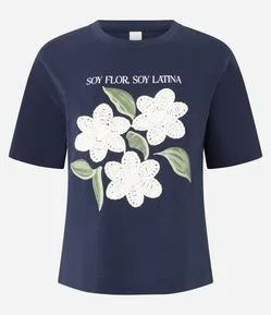 Camiseta com Estampa Floral e Bordado nas Flores