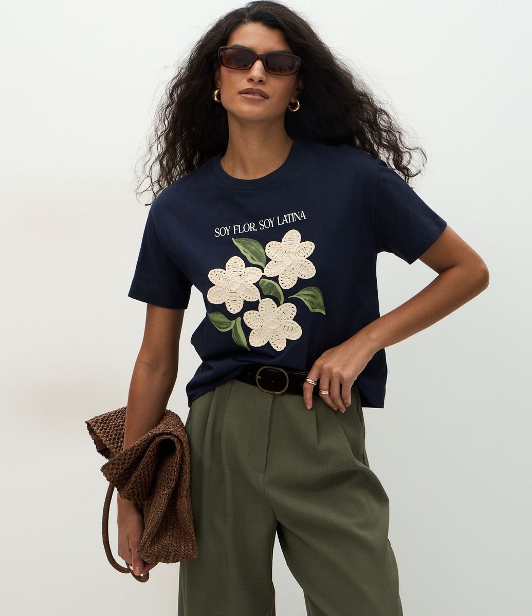 Camiseta com Estampa Floral e Bordado nas Flores Azul