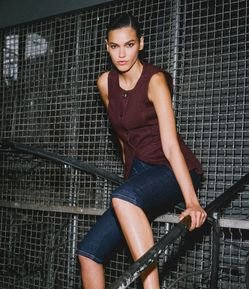 Calça Capri em Jeans Cintura Media com Bolsos