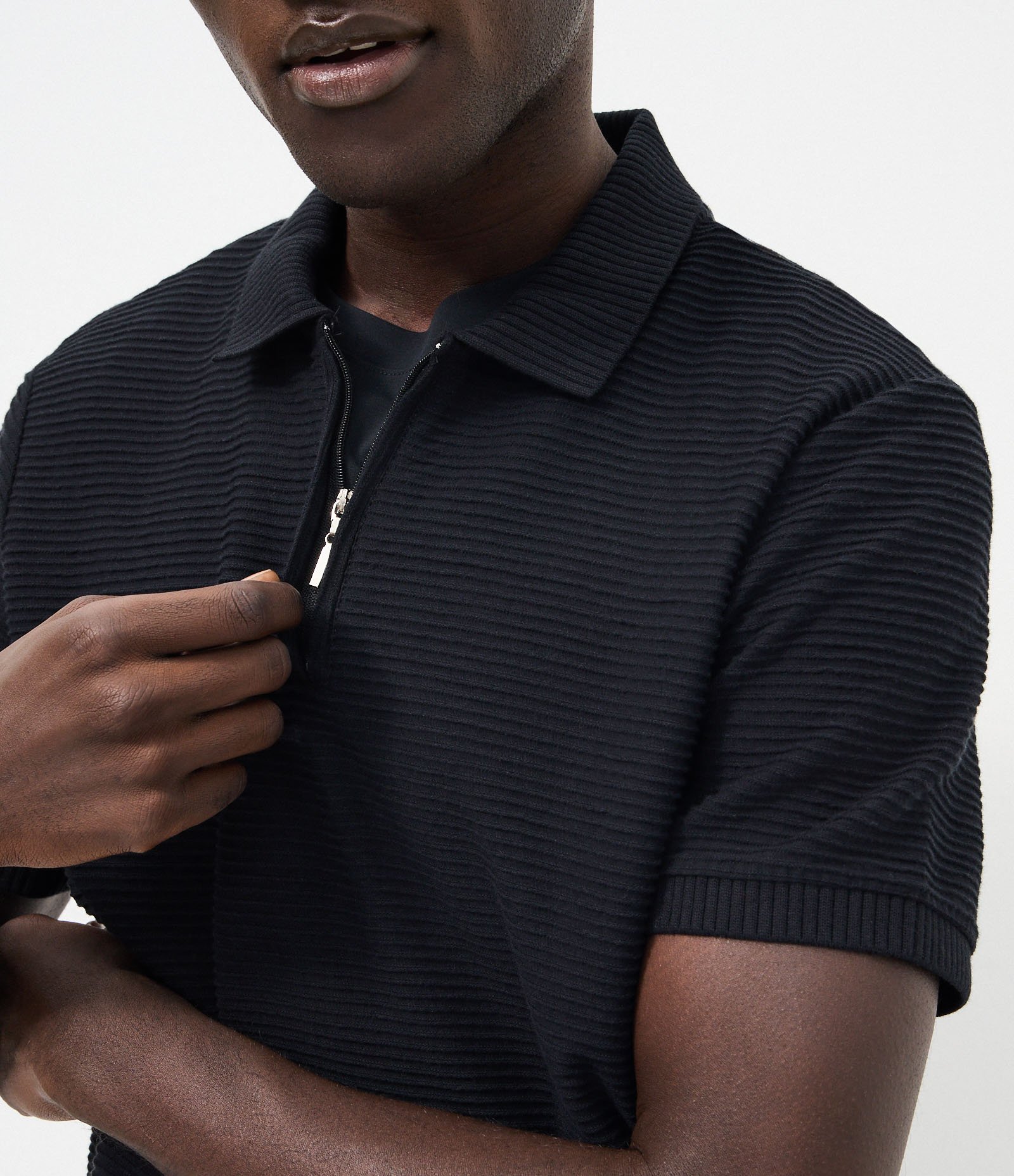 Polo Manga Curta Tricô Canelado com Zíper Preto