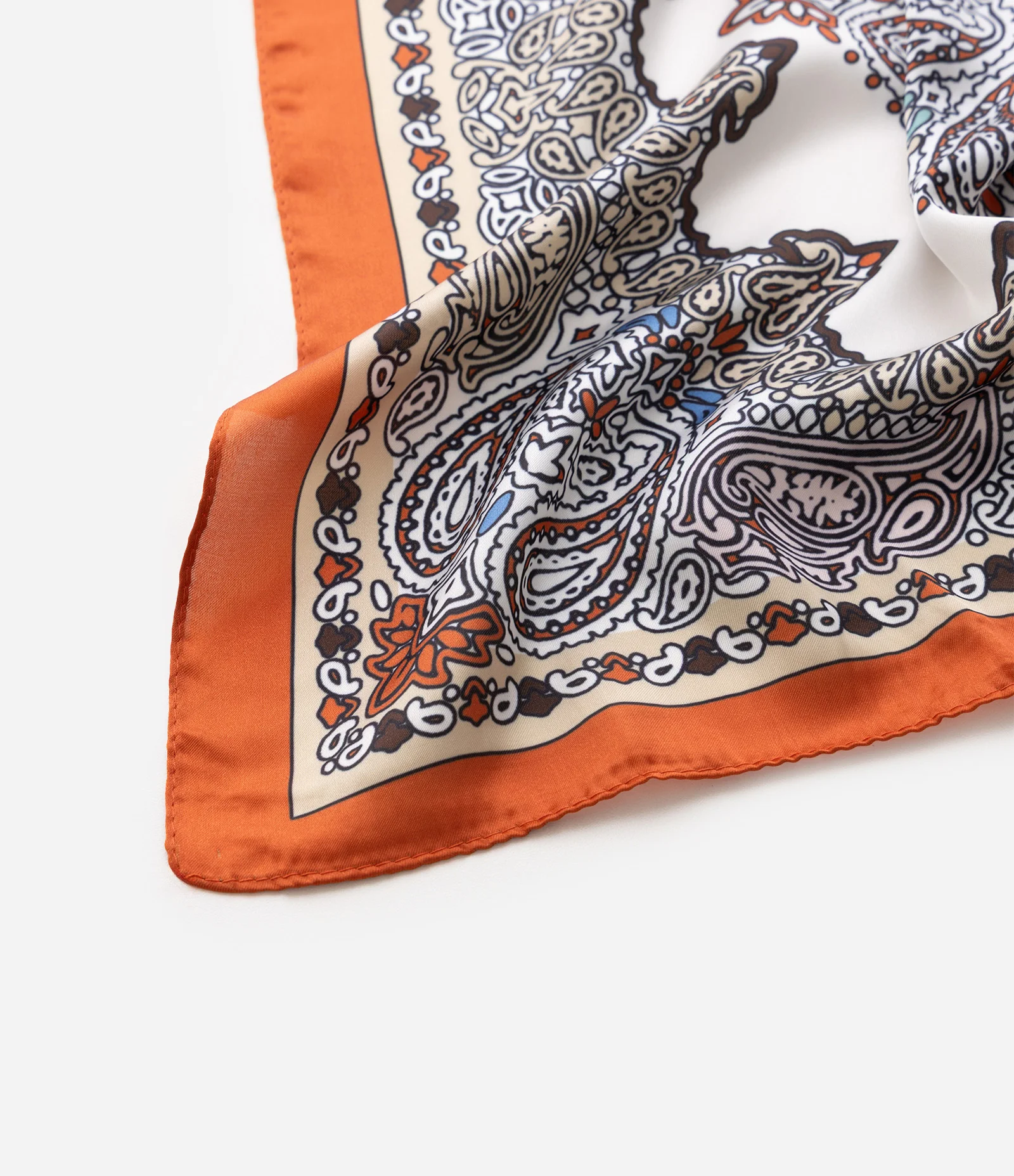Lenço Acetinado com Estampa Mista de Paisley Bege 2
