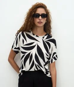 Blusa em Viscose com Estampa de Folhagem