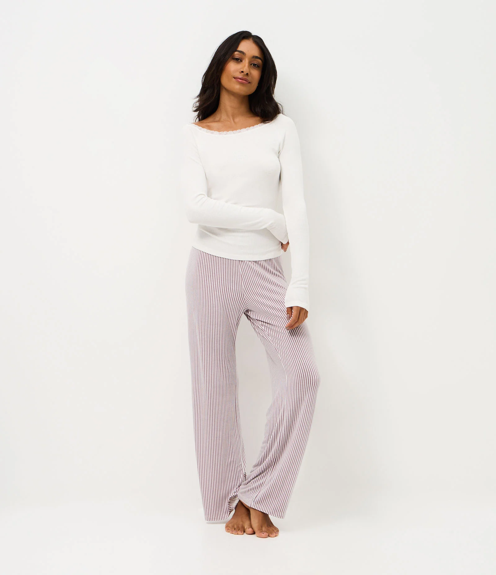 Pijama Longo em Ribana com Gatinho de Strass Branco/Vermelho 1