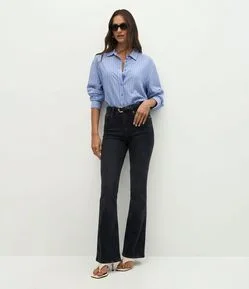 Calça Bootcut Jeans com Elastano e Bolso Relógio