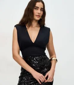 Blusa em Poliamida com Decote V e Ombreiras