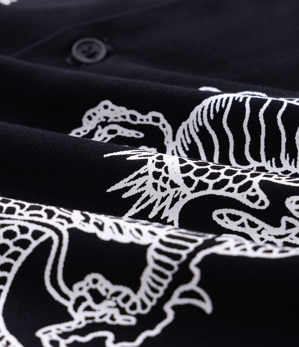 Camisa Boxy em Sarja com Estampa de Dragões Preto