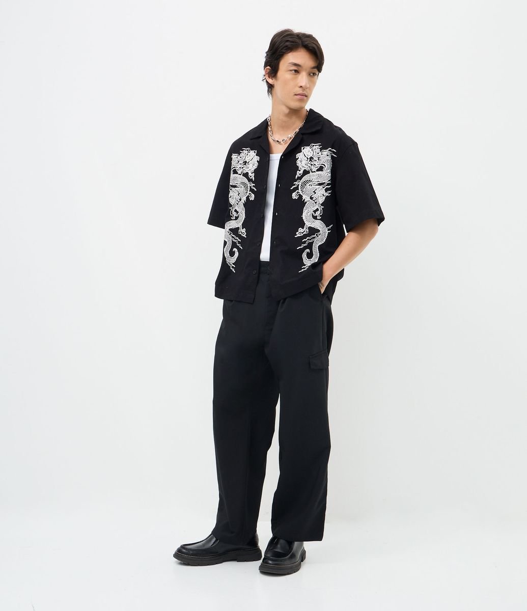 Camisa Boxy em Sarja com Estampa de Dragões Preto