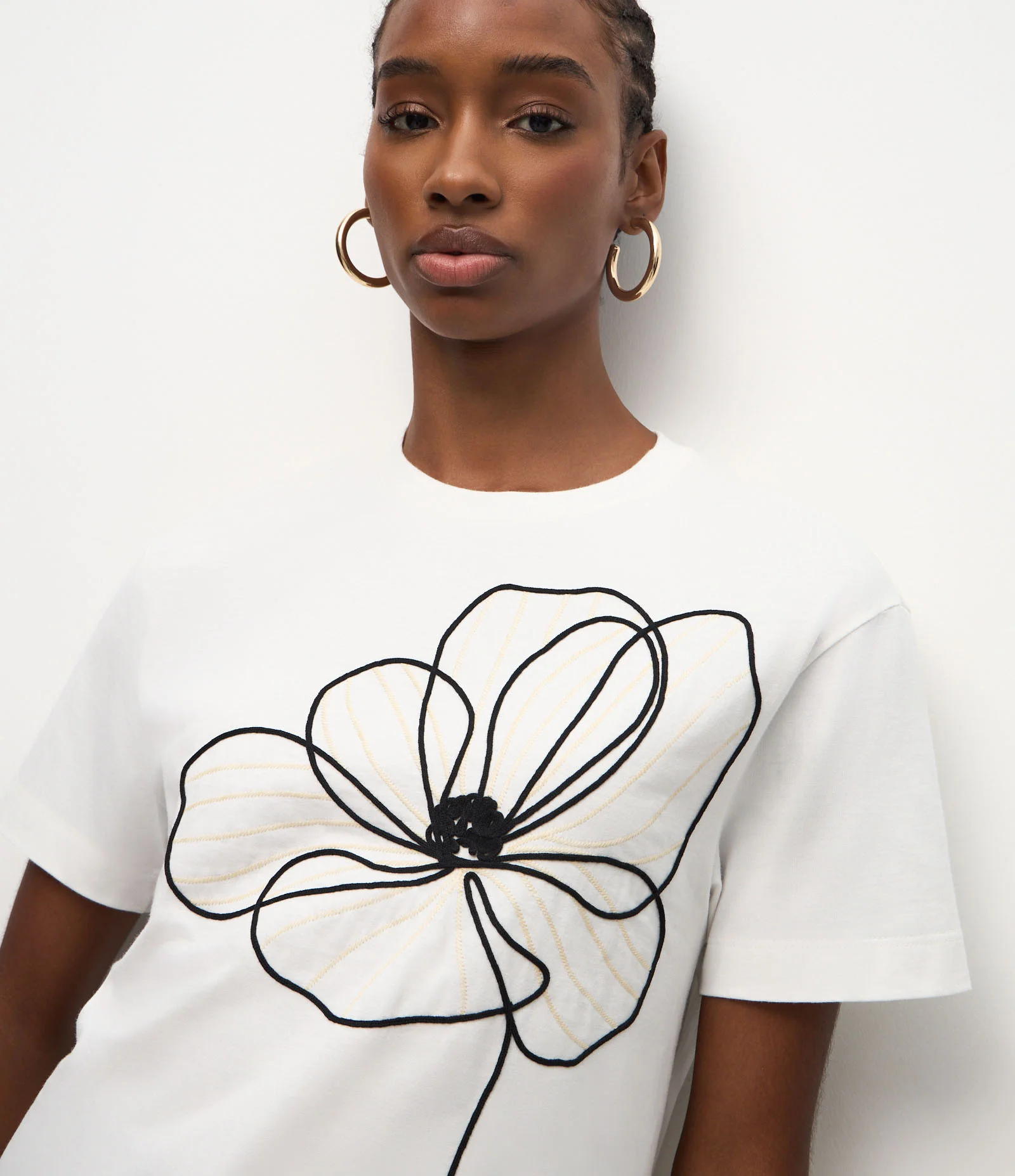 Camiseta Box com Bordado Floral Frontal Branco 3