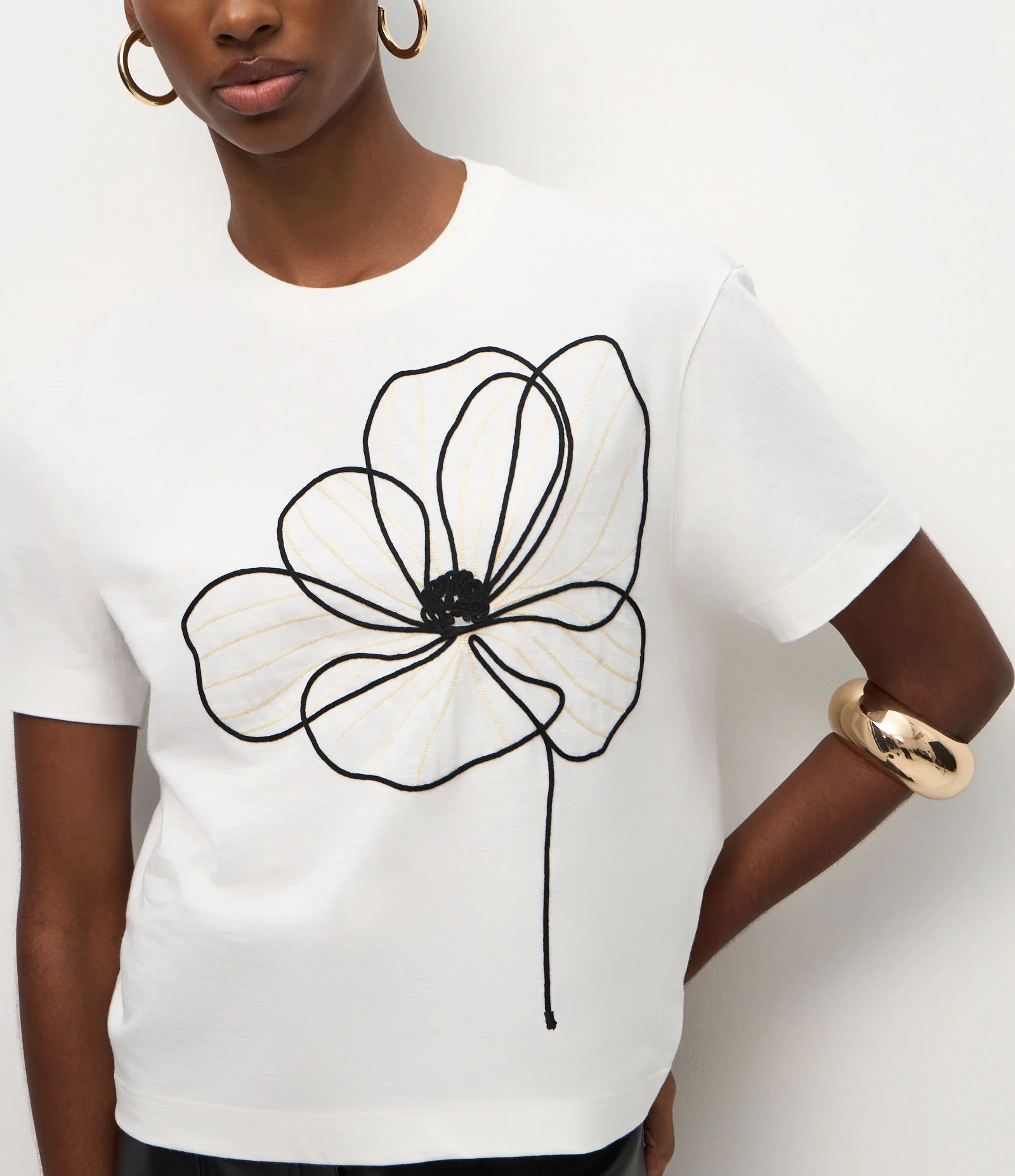 Camiseta Box com Bordado Floral Frontal Branco 4