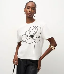 Camiseta Box com Bordado Floral Frontal