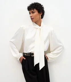 Camisa com Gola Laço e Mangas Longas Amplas