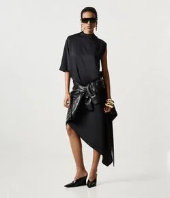 Vestido Assimétrico em Crepe com Gola Alta