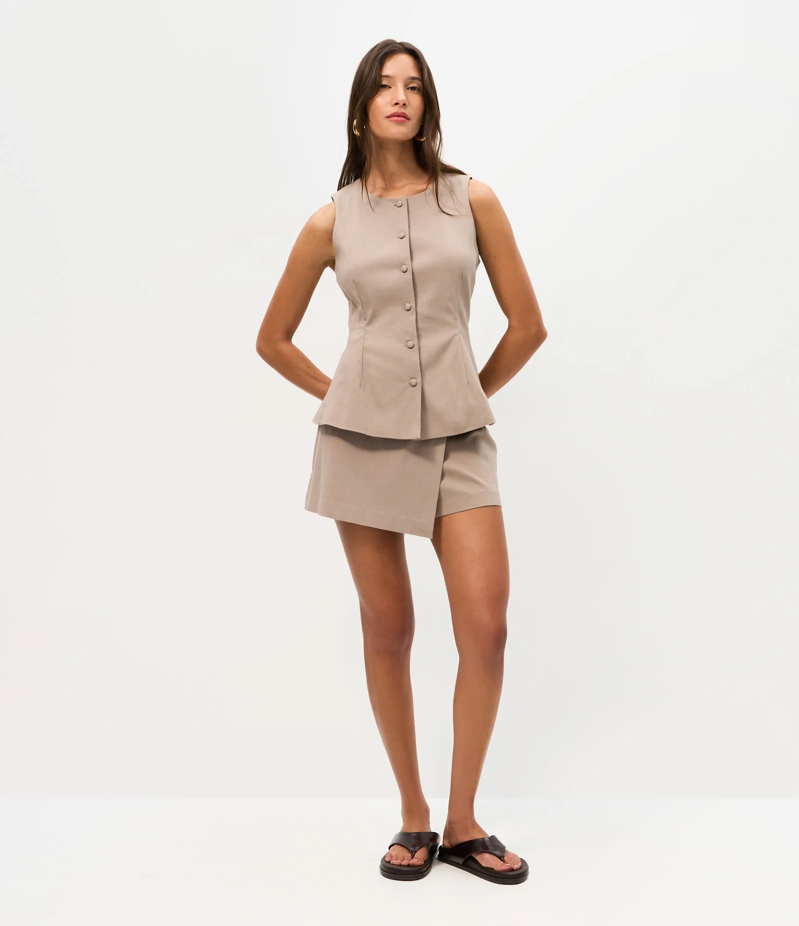 Short Saia em Bengaline com Frente Assimétrica Bege 1