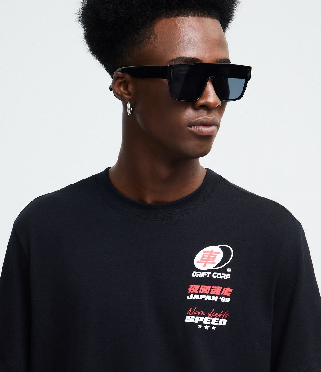 Camiseta Comfort Manga Curta em Algodão com Estampa Drift Tokyo Preto