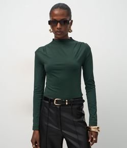 Blusa em Poliamida com Pregas nos Ombros