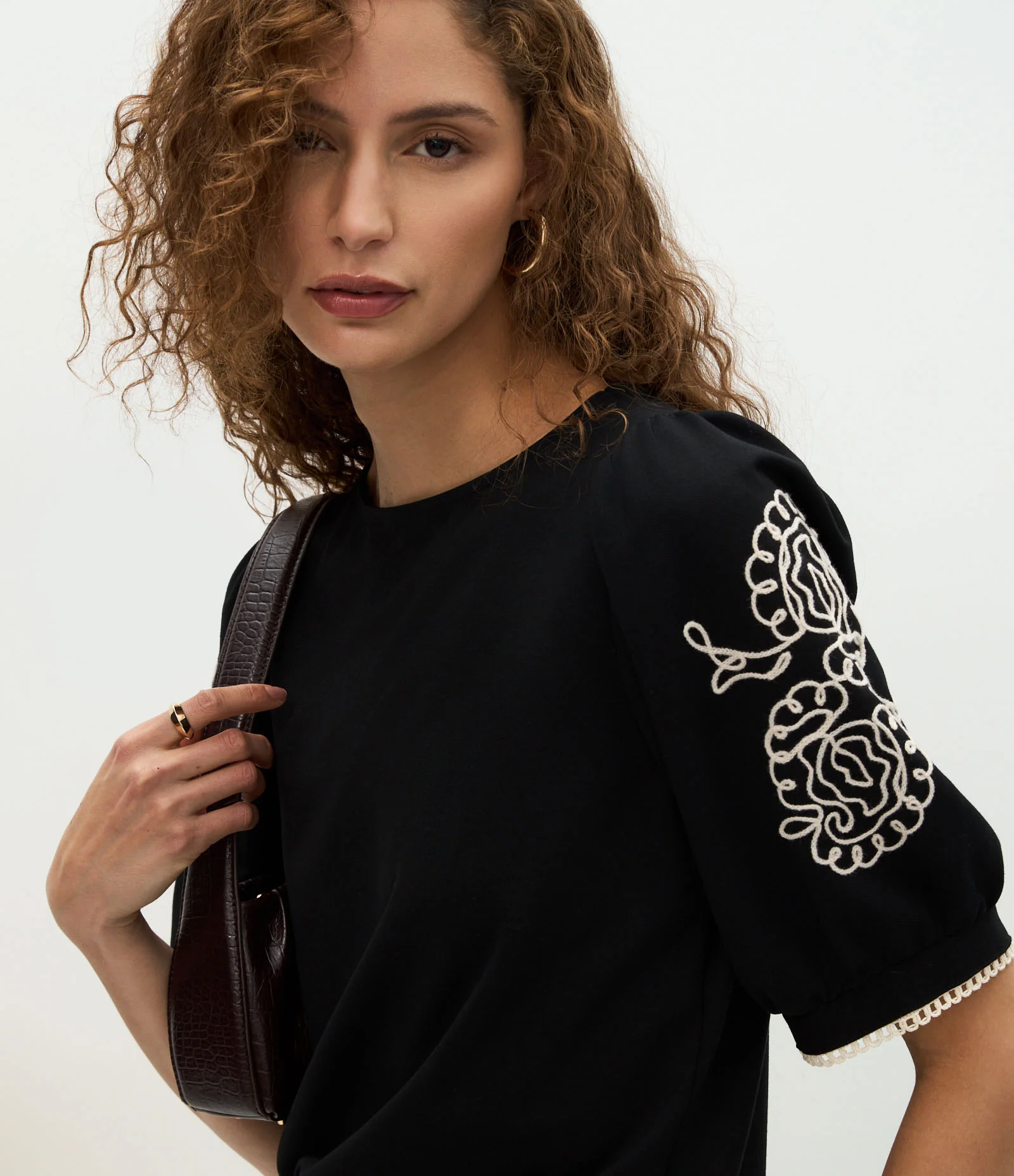Blusa com Manga Bufante e Bordados Aplicados Preto 1