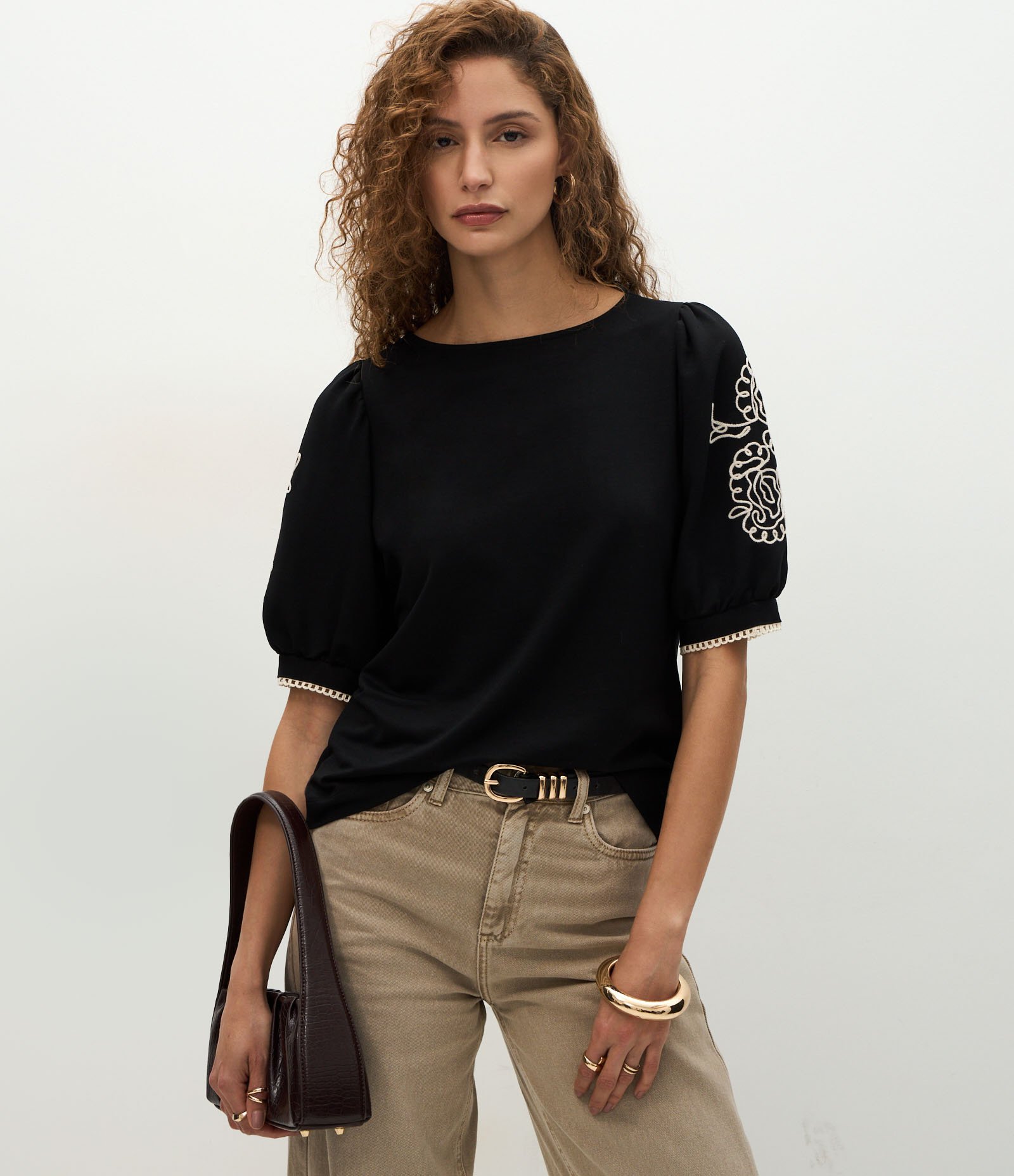 Blusa com Manga Bufante e Bordados Aplicados Preto 3