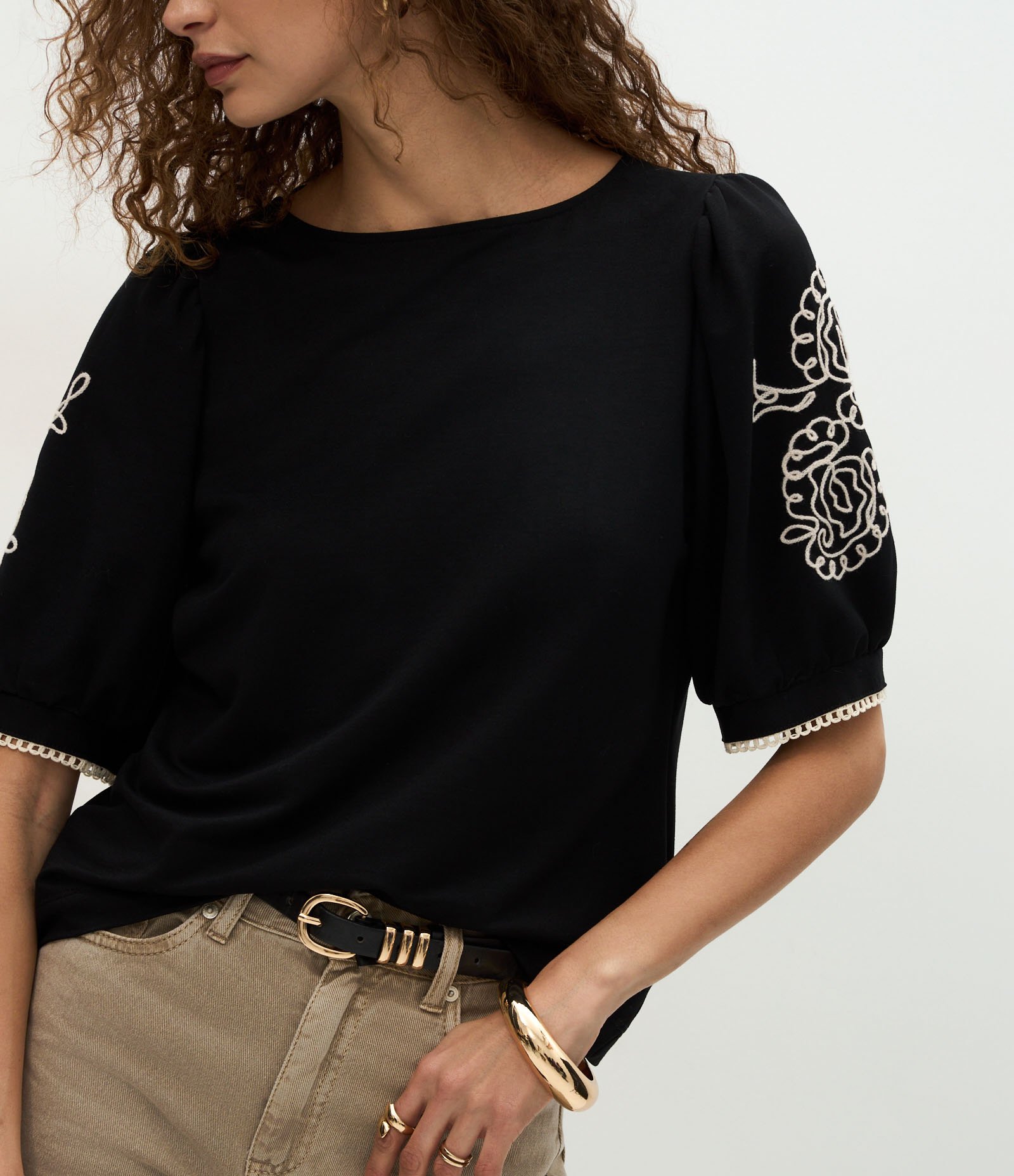 Blusa com Manga Bufante e Bordados Aplicados Preto 4