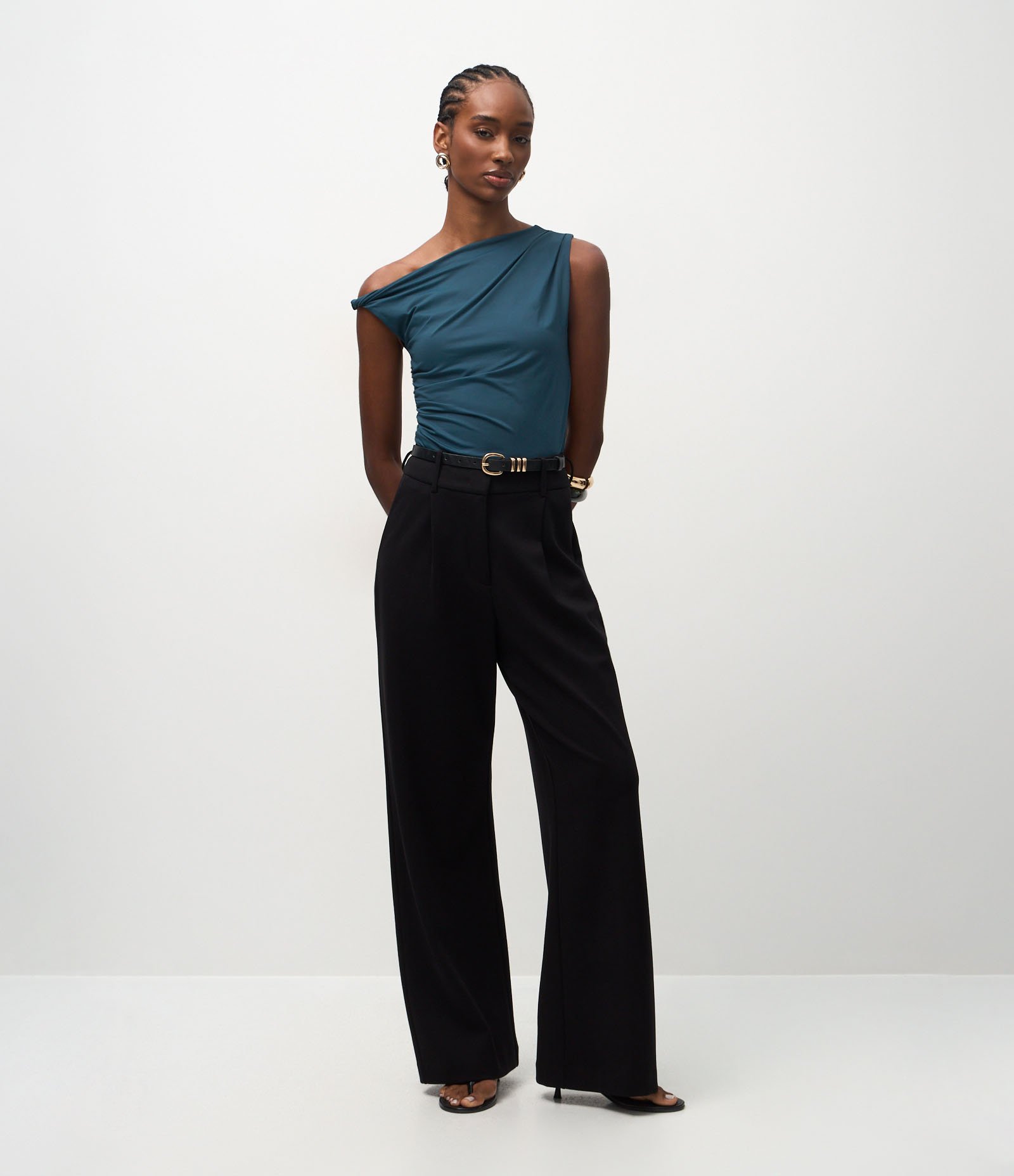 Blusa em Microfibra com Decote Ombro Só e Franzidos Verde 2