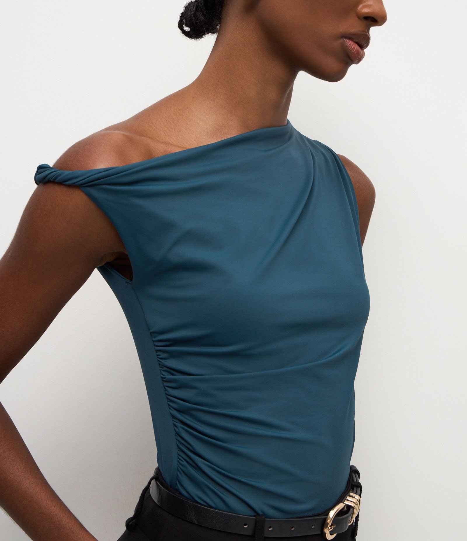Blusa em Microfibra com Decote Ombro Só e Franzidos Verde 4