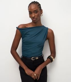 Blusa em Microfibra com Decote Ombro Só e Franzidos