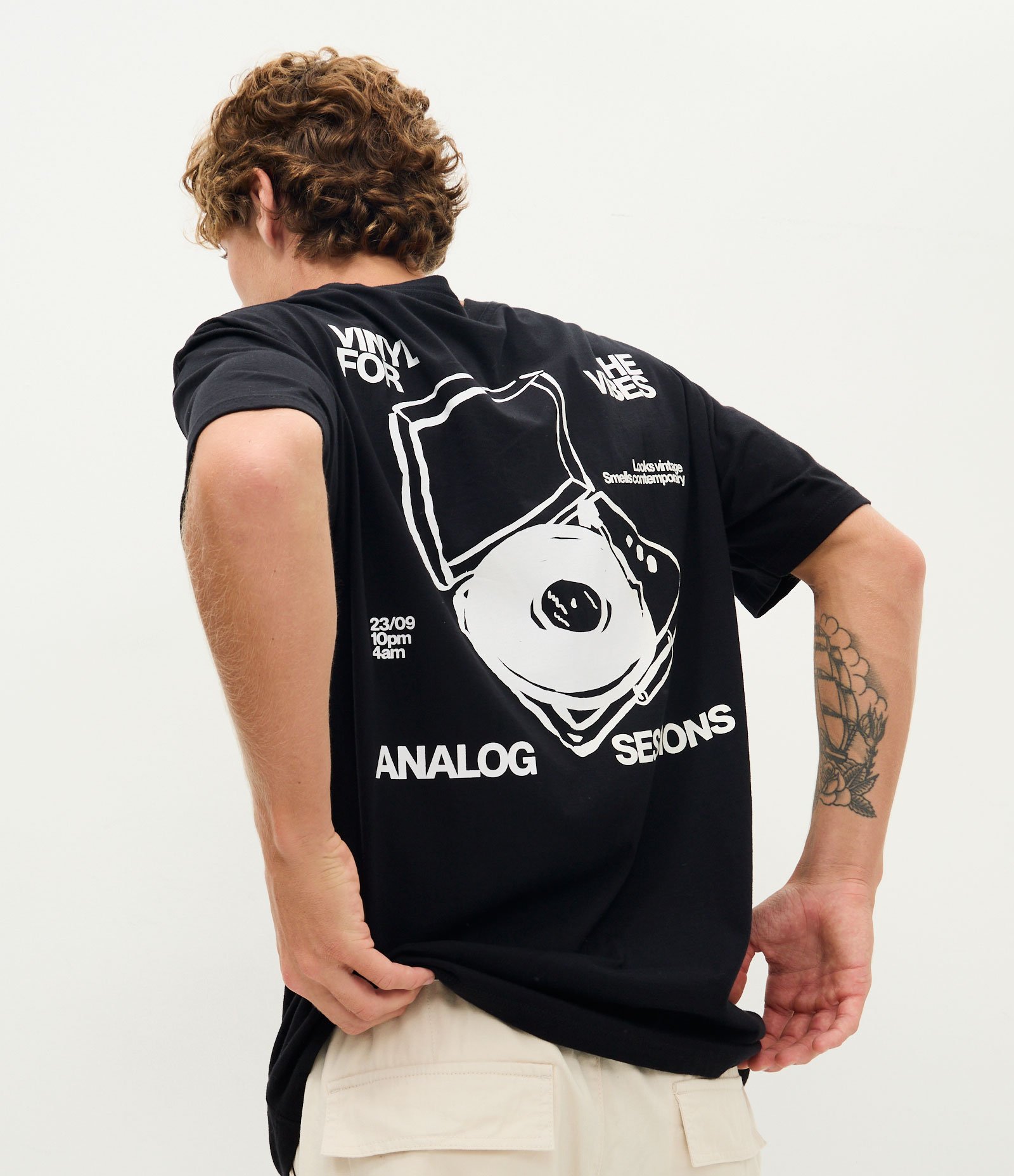 Camiseta Relaxed Manga Curta em Algodão com Estampa Toca-Discos Vinil Preto 1