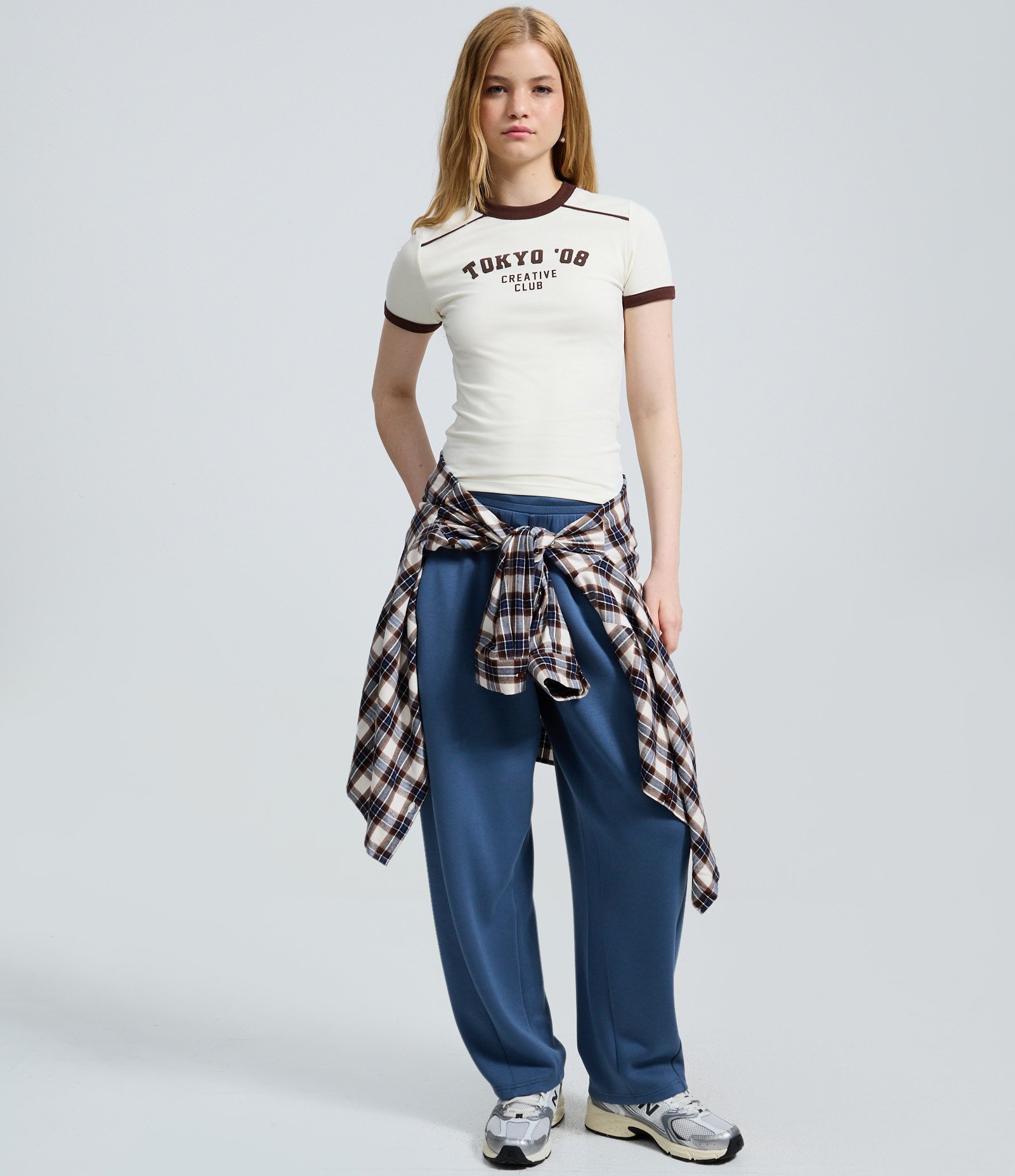 Camiseta com Detalhes Constrastantes e Estampa Lettering Tokyo Off White 2