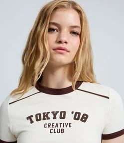Camiseta com Detalhes Constrastantes e Estampa Lettering Tokyo
