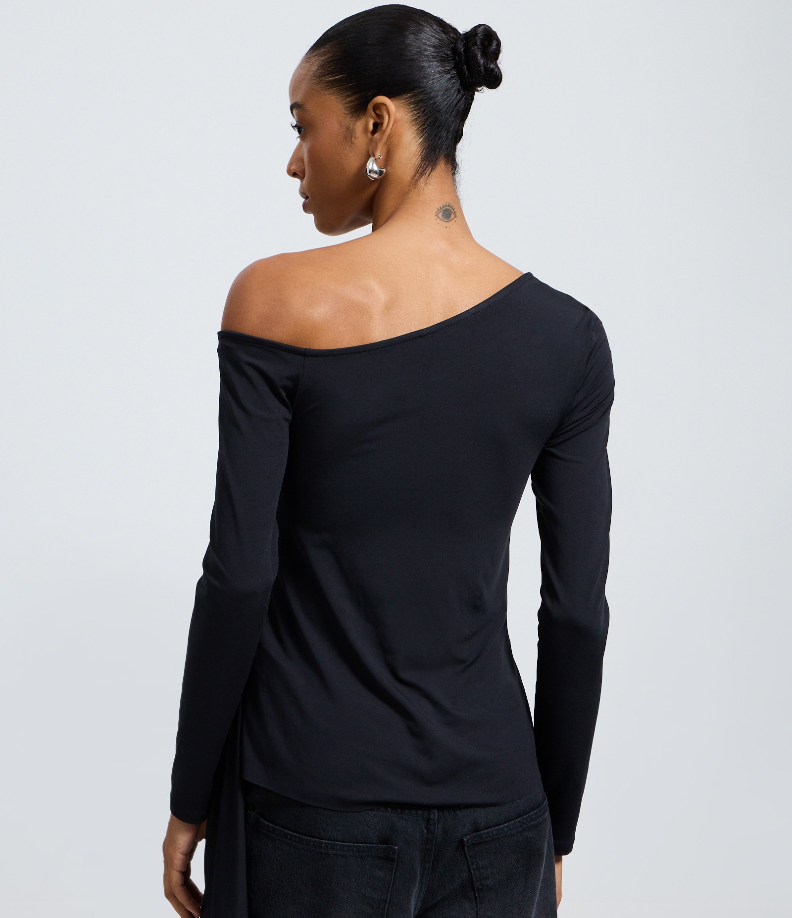 Blusa Manga Longa com Amarração e Aviamento Preto 4