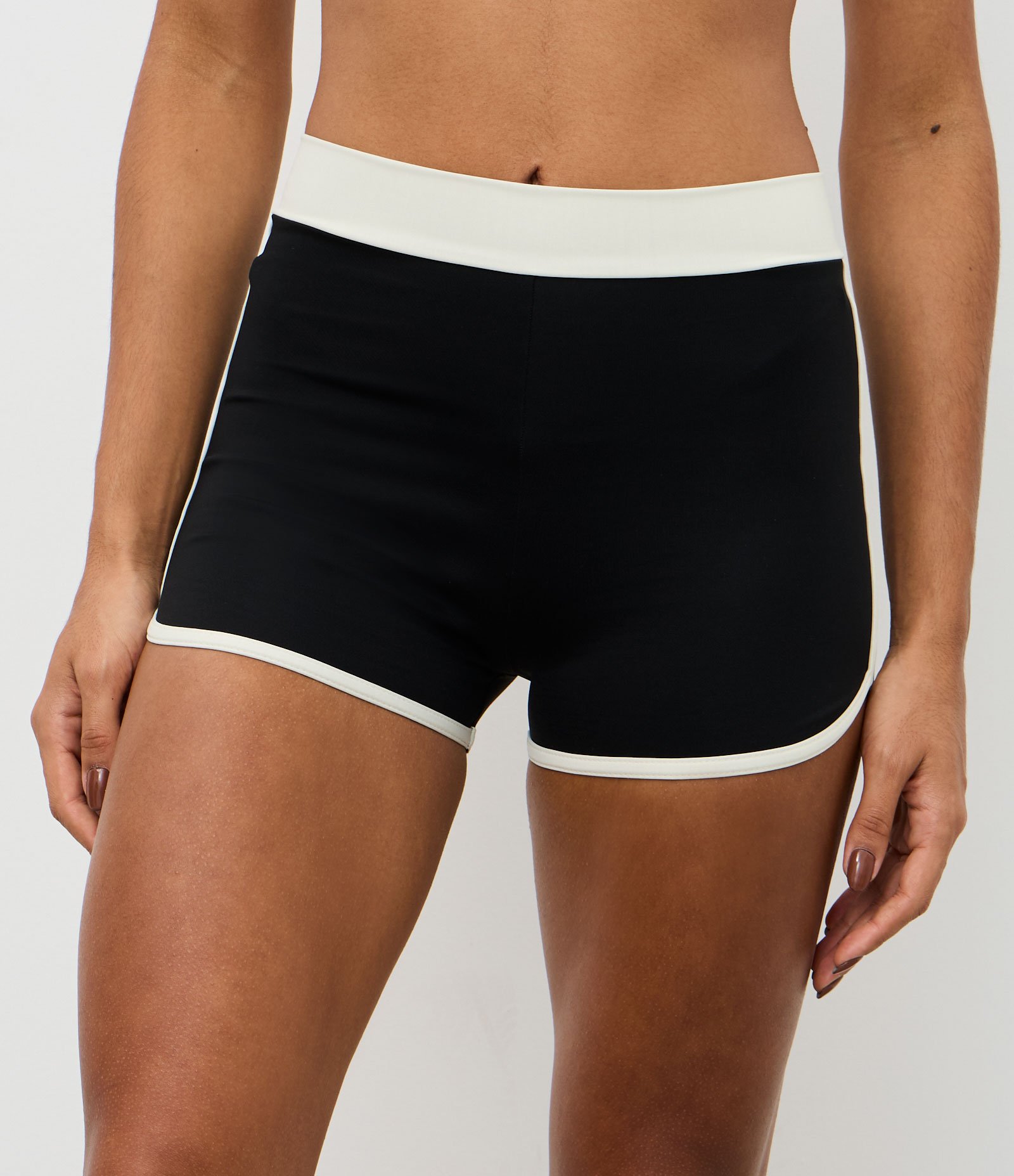 Bermuda Esportiva em Microfibra com Detalhes Contrastantes Preto 2