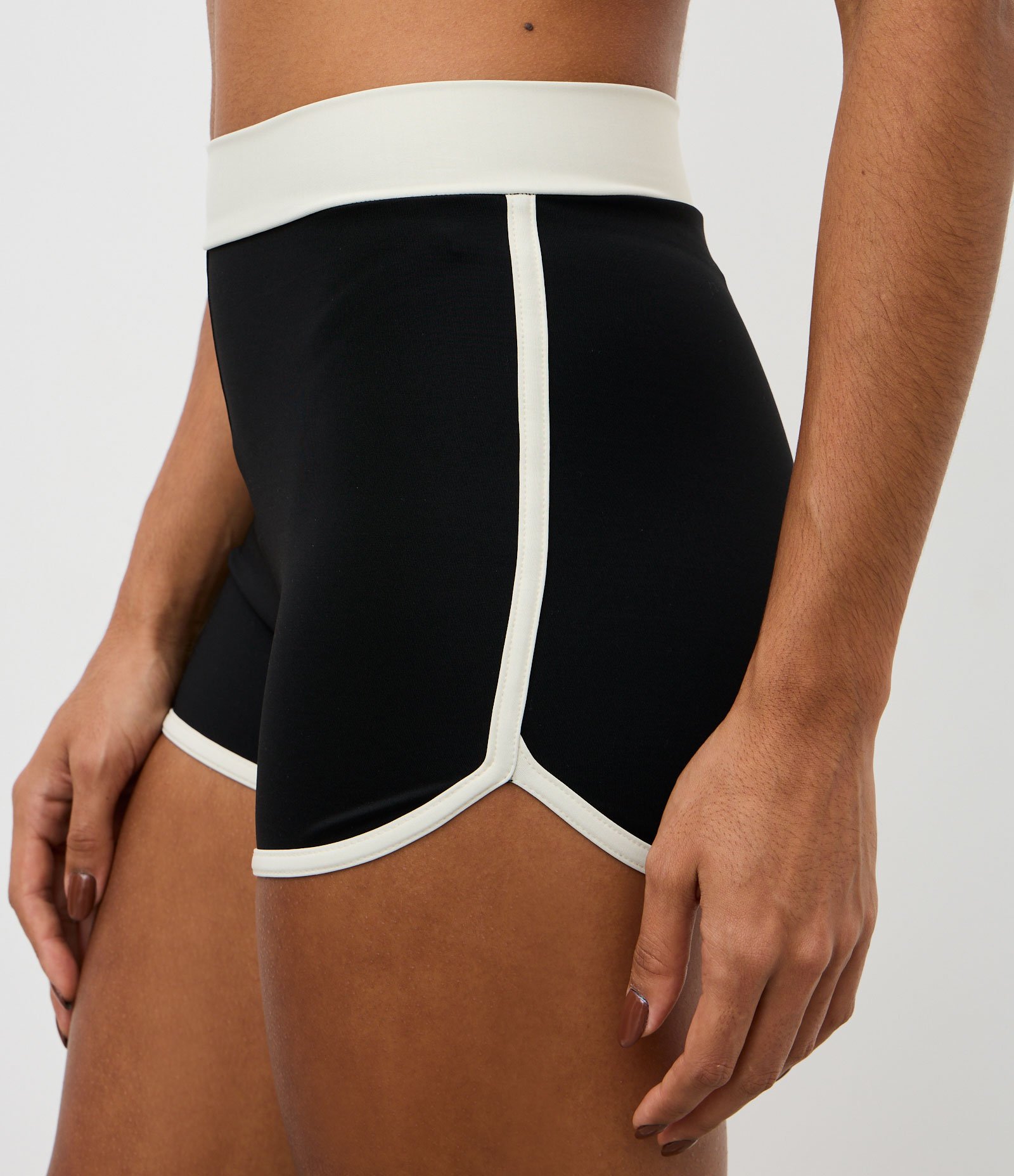 Bermuda Esportiva em Microfibra com Detalhes Contrastantes Preto 3