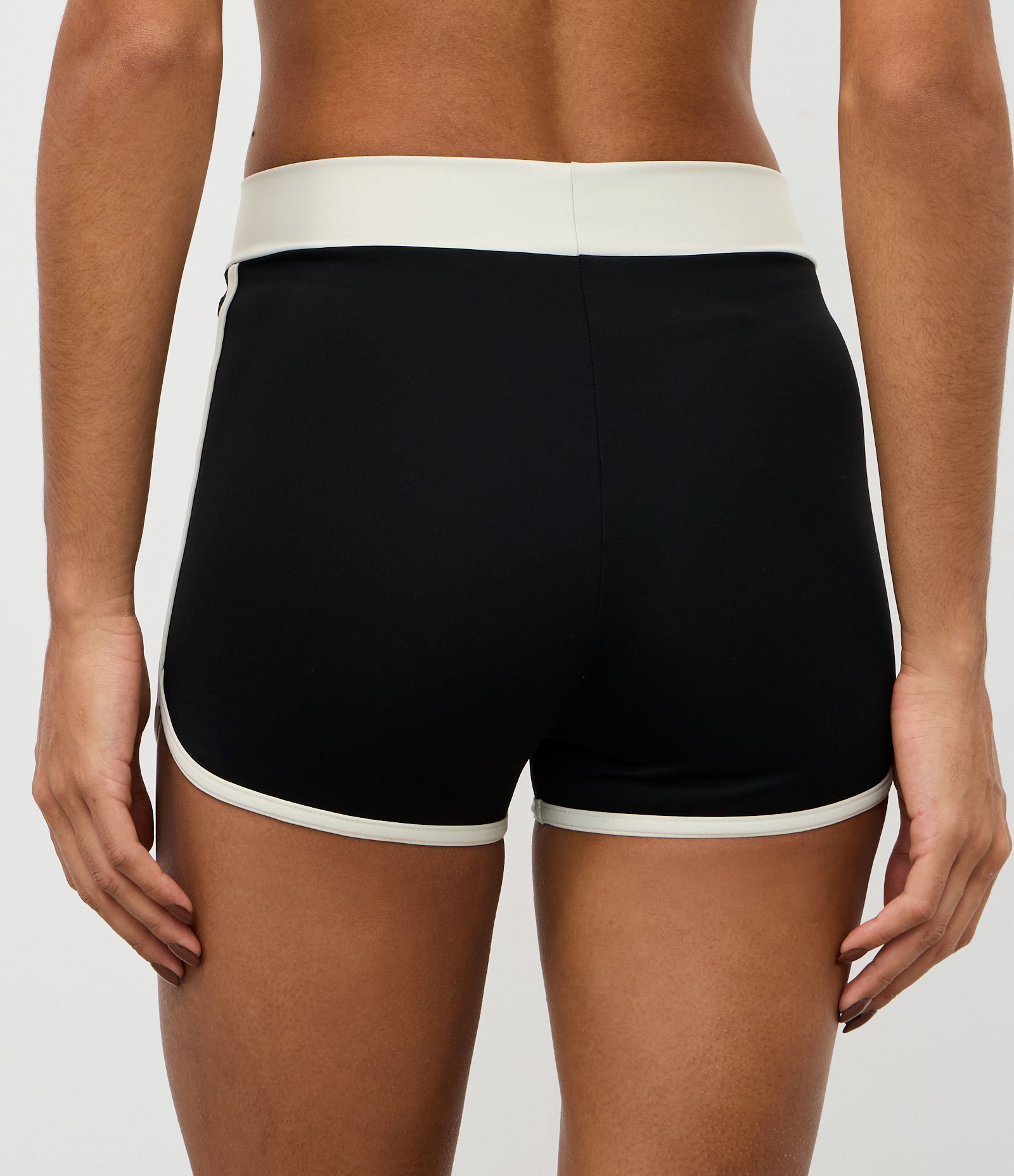 Bermuda Esportiva em Microfibra com Detalhes Contrastantes Preto 4