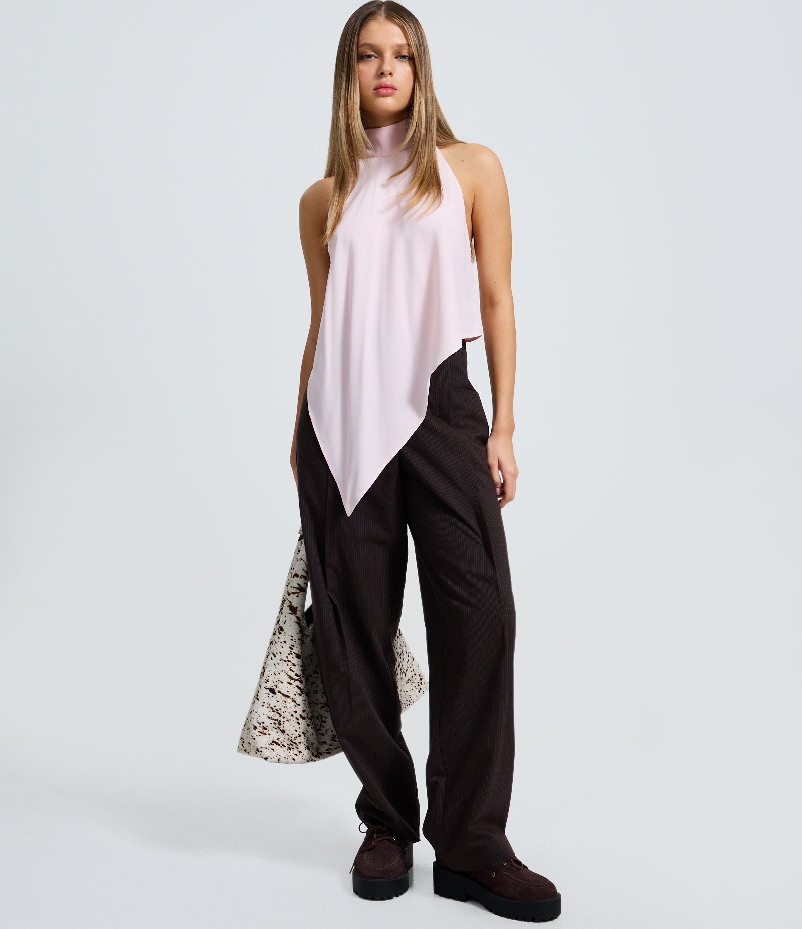 Blusa Halter em Crepe com Barra Assimétrica Rosa 2
