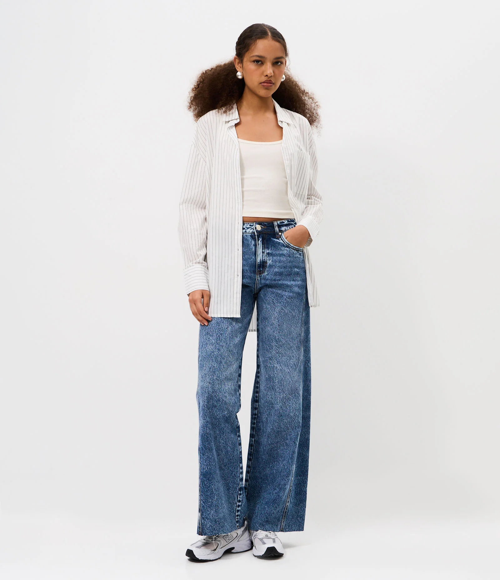 Calça Wide em Jeans com Cintura Média e Recortes Azul Médio 1