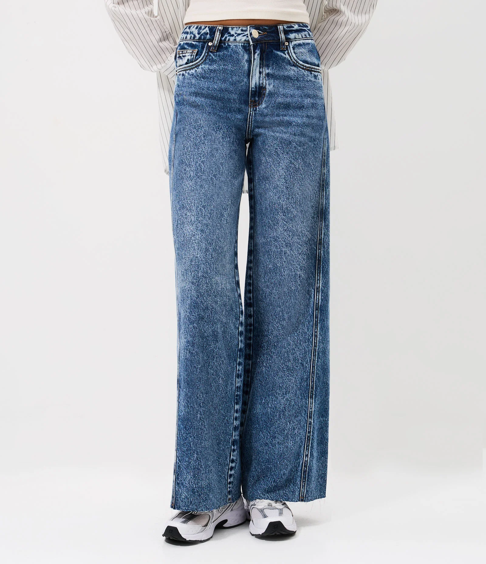 Calça Wide em Jeans com Cintura Média e Recortes Azul Médio 2