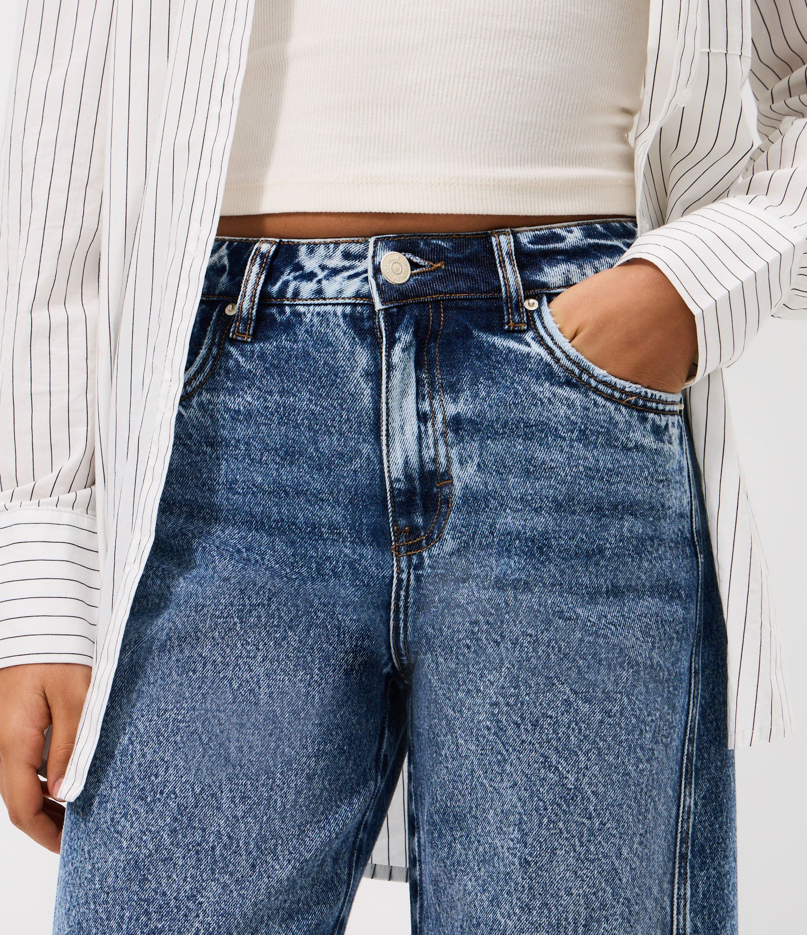 Calça Wide em Jeans com Cintura Média e Recortes Azul Médio 3