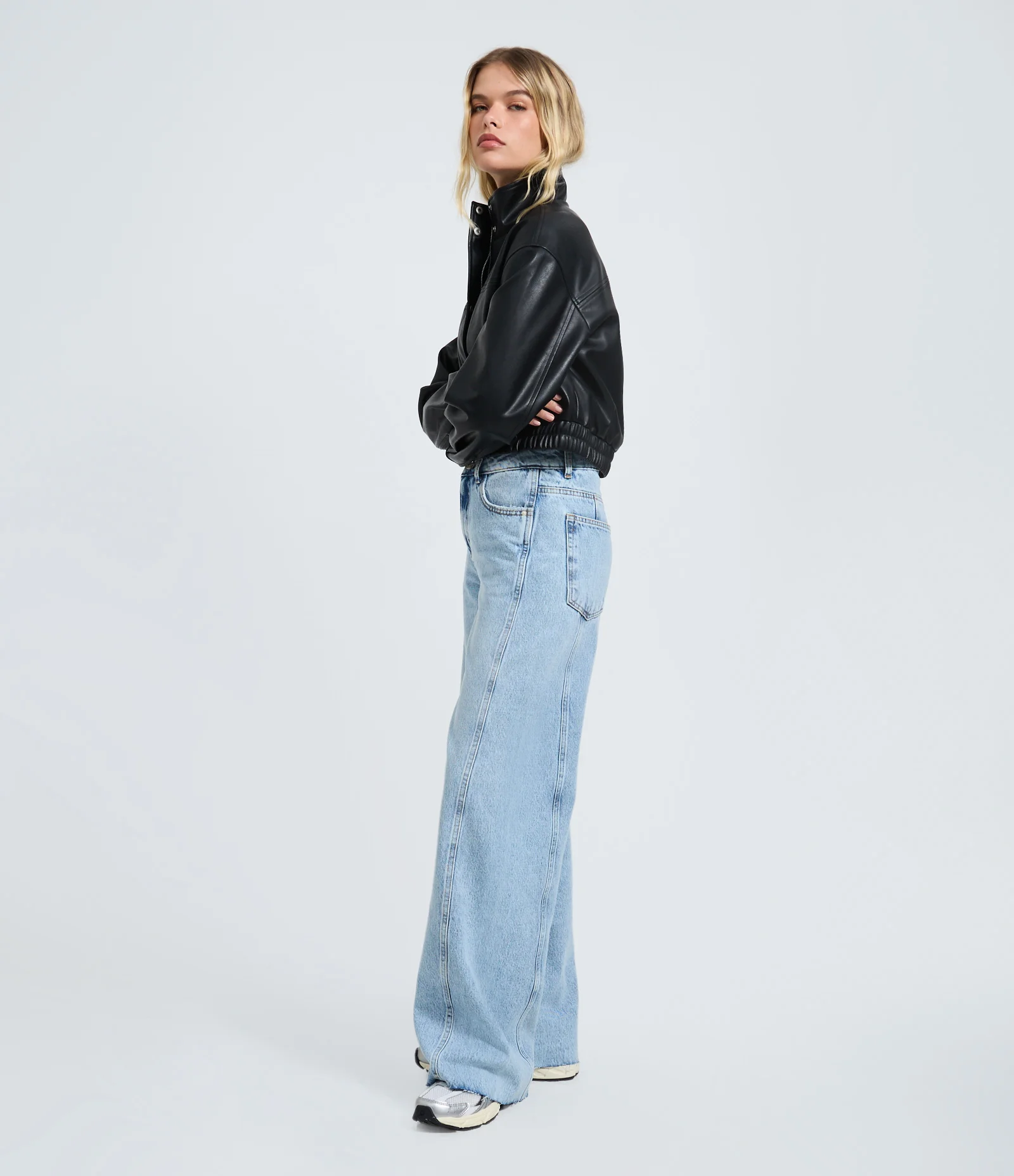 Calça Wide em Jeans com Cintura Média e Recortes Azul Claro 1