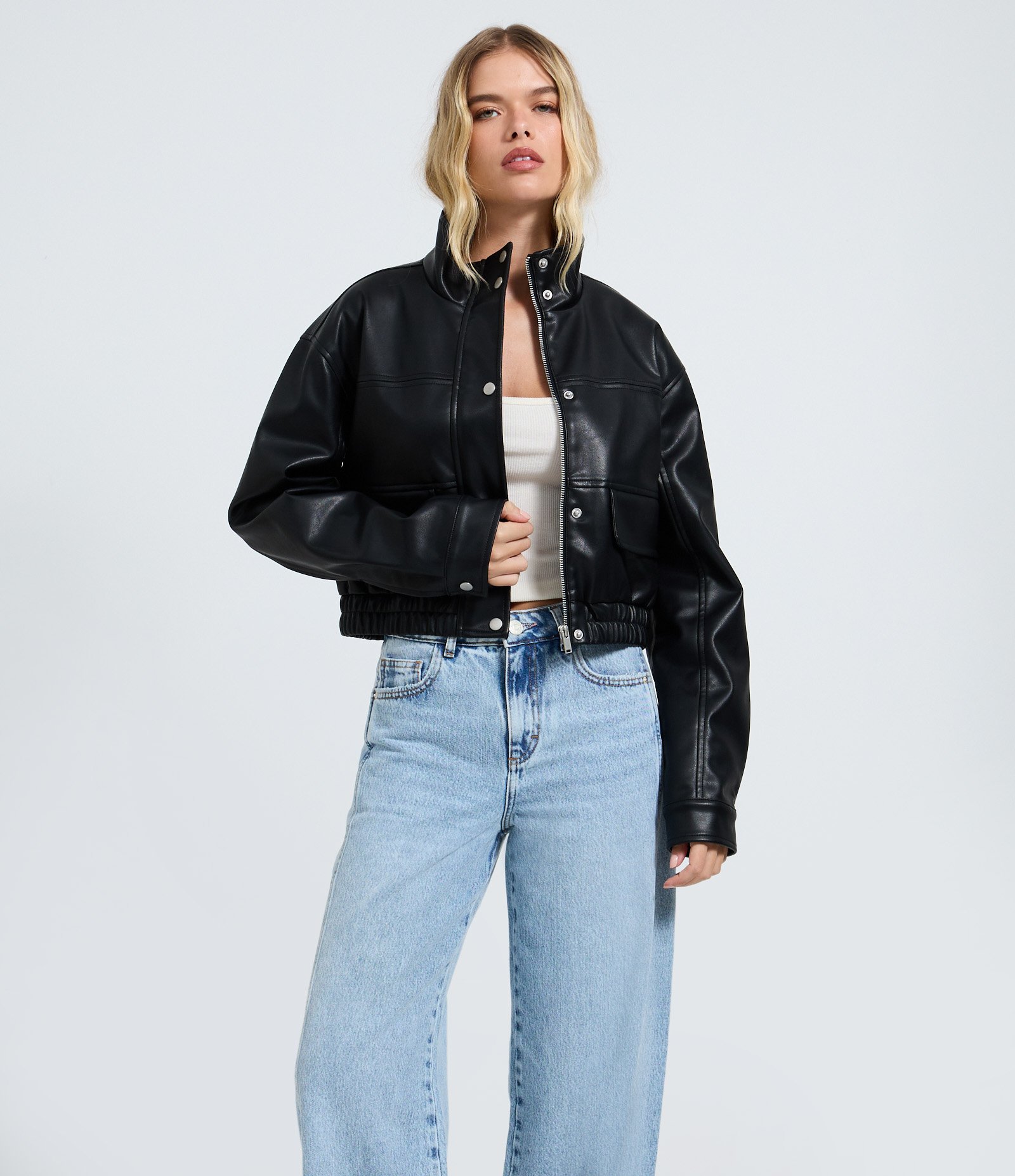 Calça Wide em Jeans com Cintura Média e Recortes Azul Claro 2