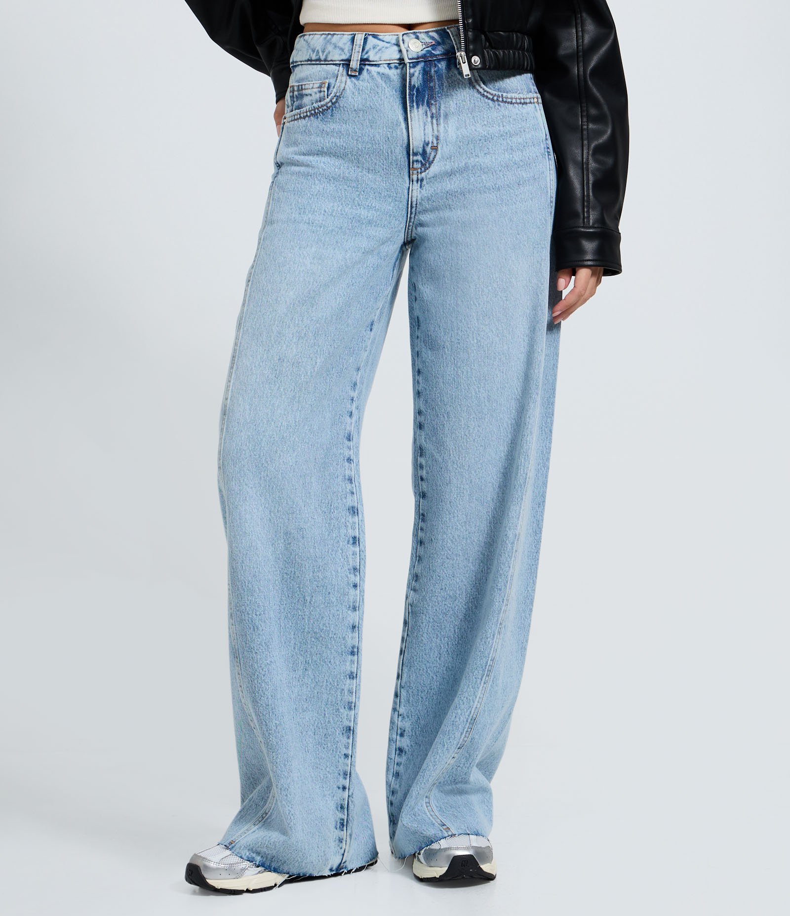 Calça Wide em Jeans com Cintura Média e Recortes Azul Claro 3