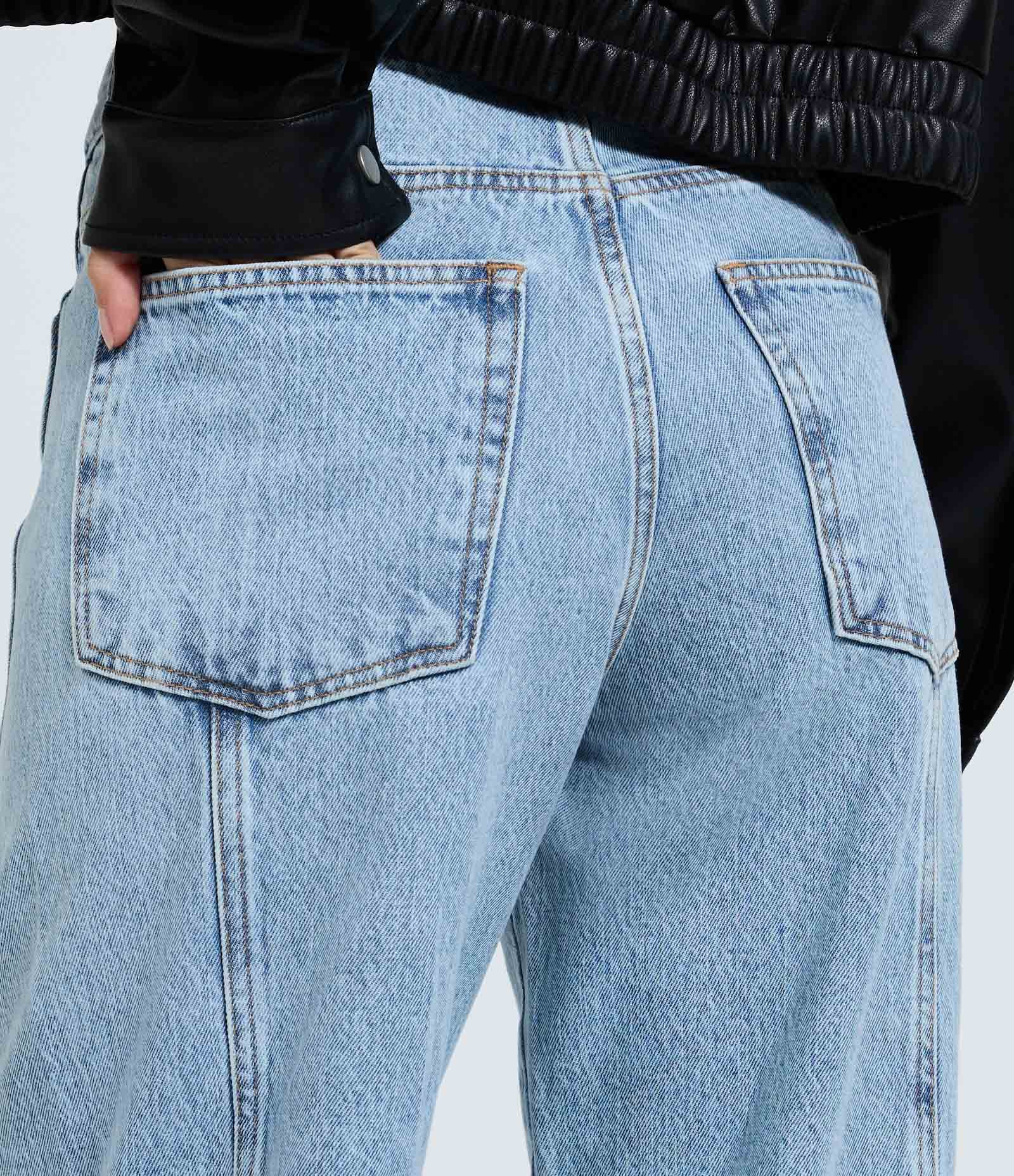 Calça Wide em Jeans com Cintura Média e Recortes Azul Claro 4