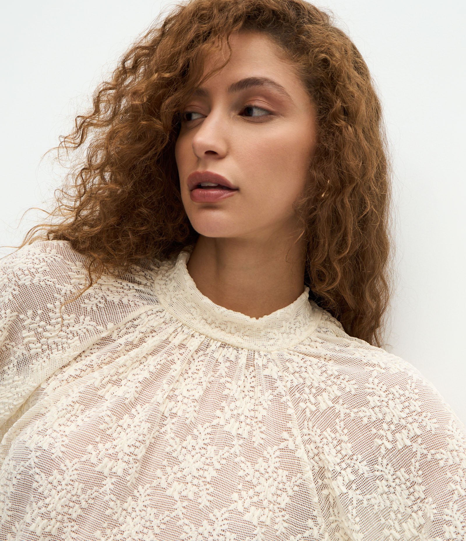 Blusa em Renda com Amarração na Gola Branco 3