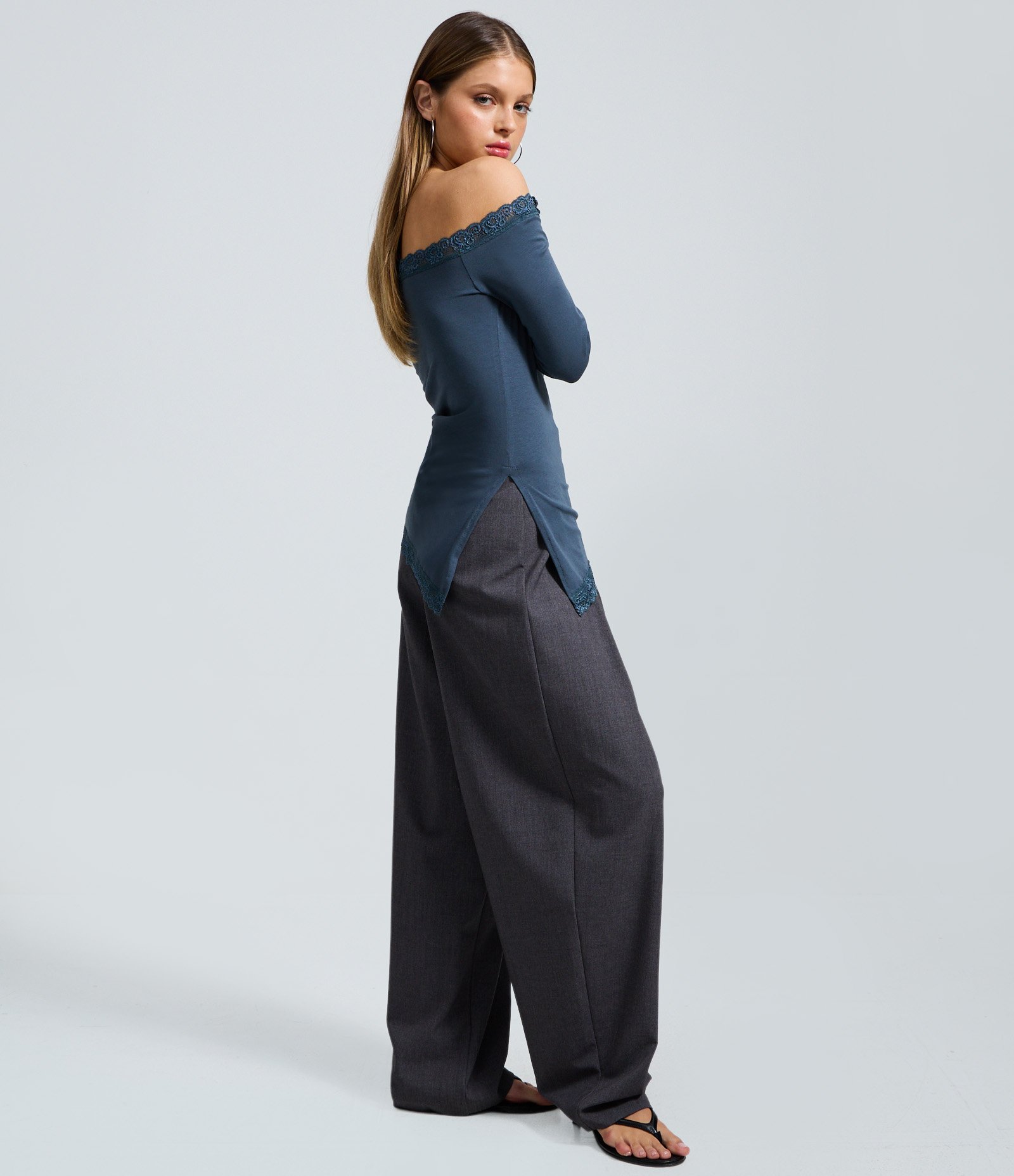 Blusa em Algodão com Decote e Barra Rendados Azul 2