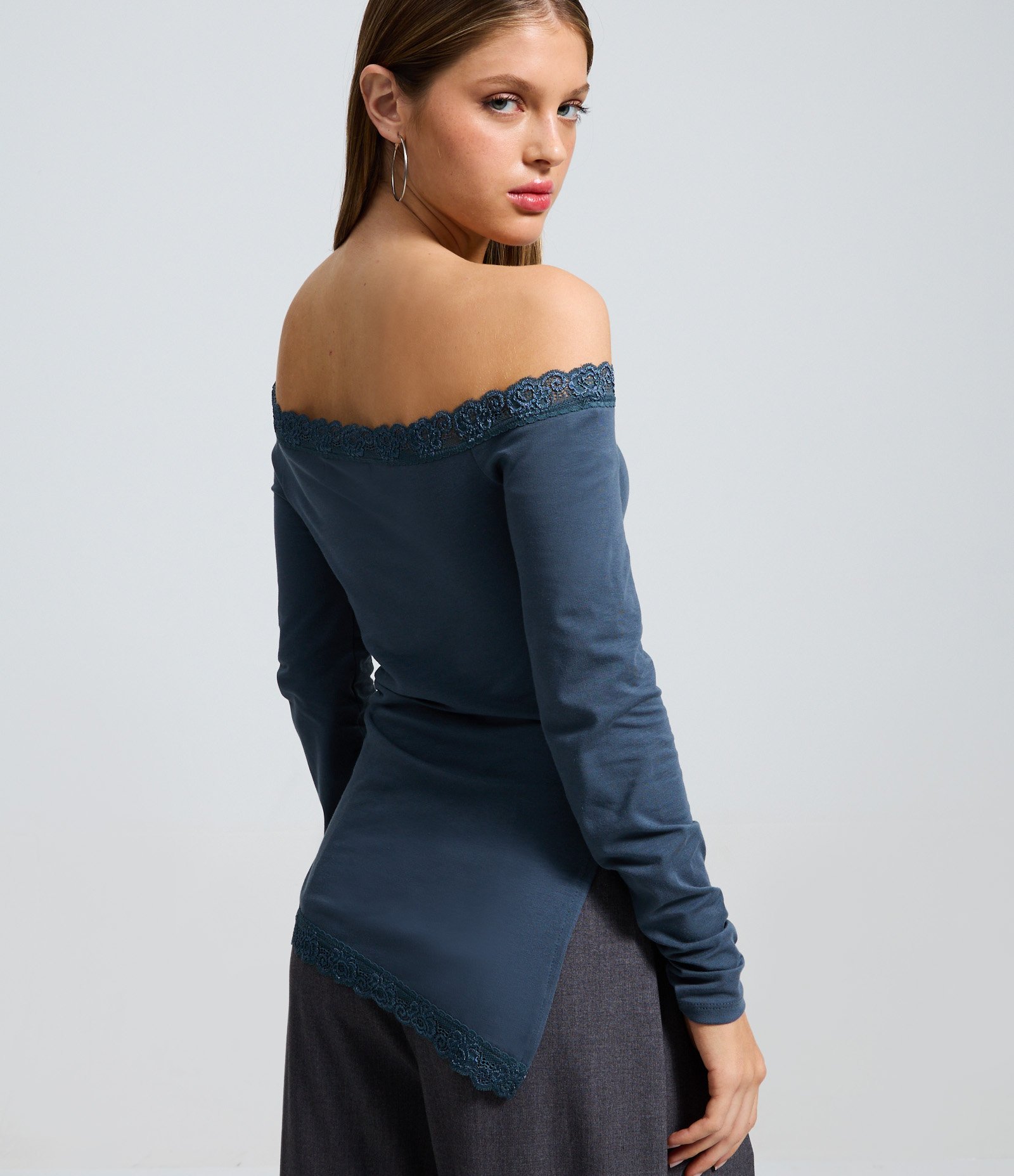 Blusa em Algodão com Decote e Barra Rendados Azul 4