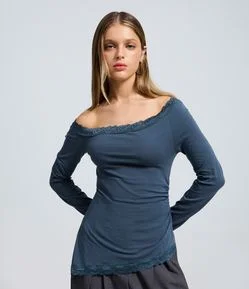Blusa em Algodão com Decote e Barra Rendados