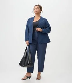 Calça Cenoura Alfaiatada com Cinto e Bolsos Curve e Plus Size