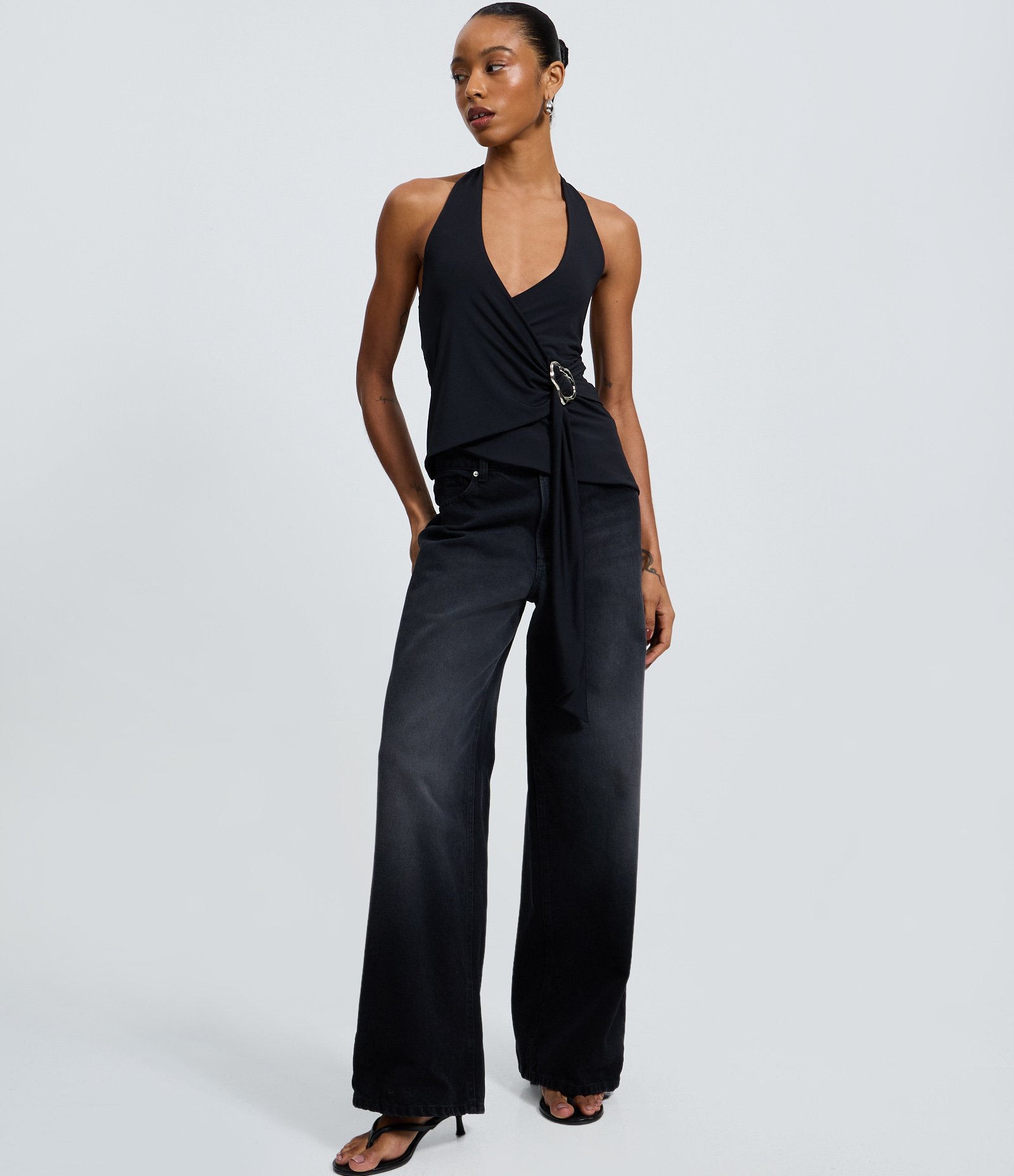 Blusa Frente Única com Faixa Lateral e Aviamento Metálico Preto 2