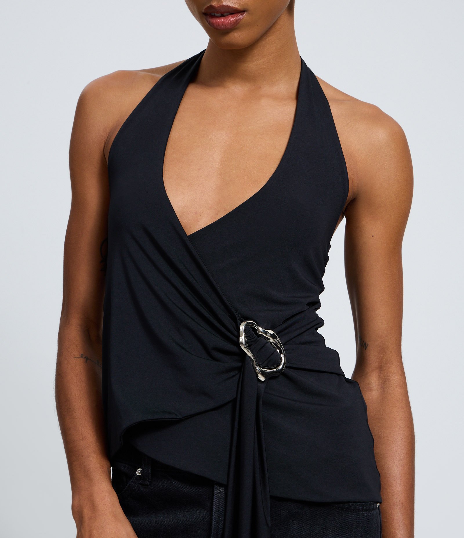 Blusa Frente Única com Faixa Lateral e Aviamento Metálico Preto 3