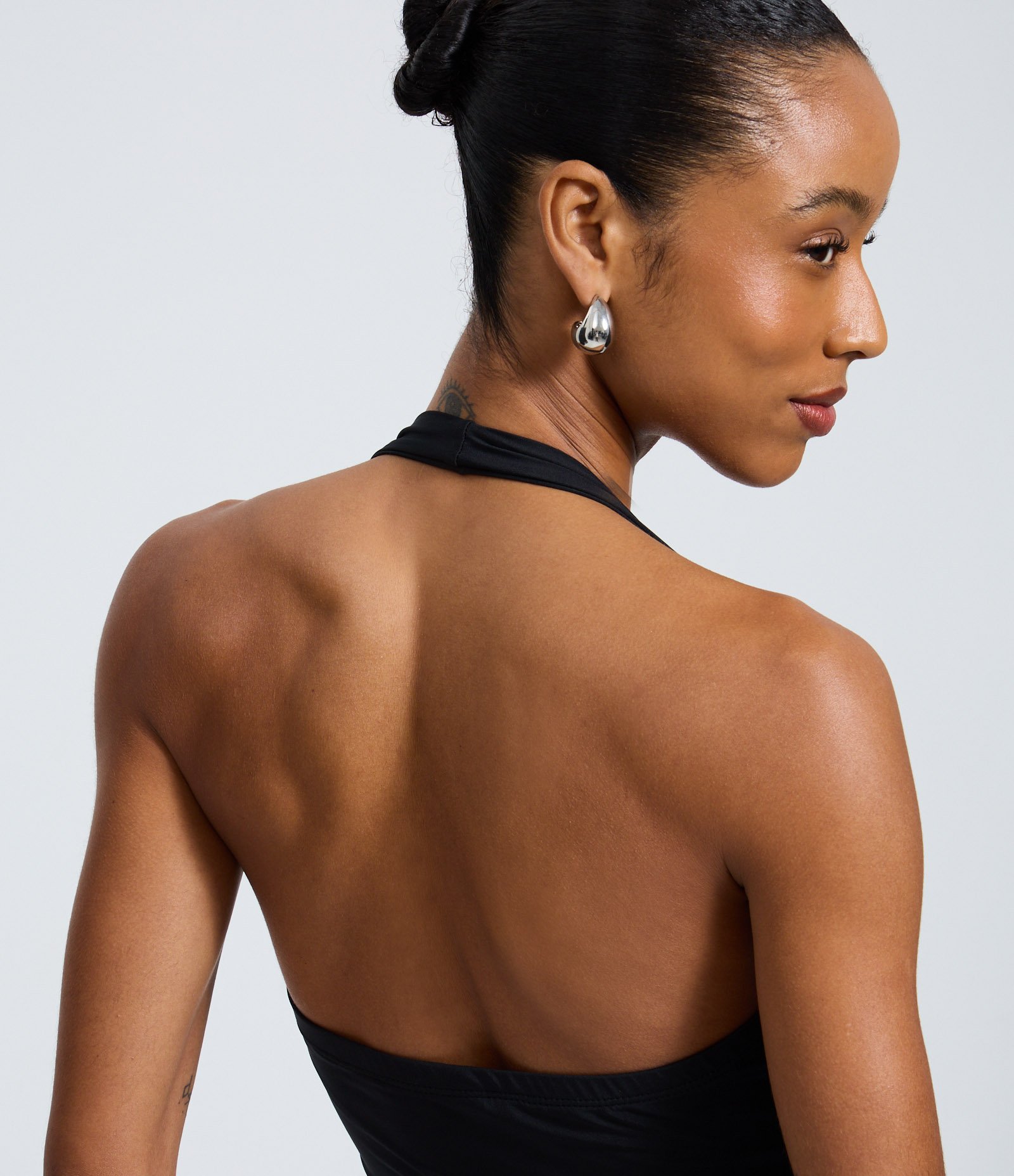 Blusa Frente Única com Faixa Lateral e Aviamento Metálico Preto 4